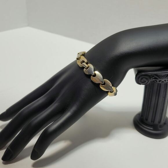 Napier Gold Tone Shell Floral Teardrop Link 7" Bracelet Signed Vintage Jewelry - Picture 5 of 8